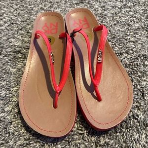 DKNU red sandals